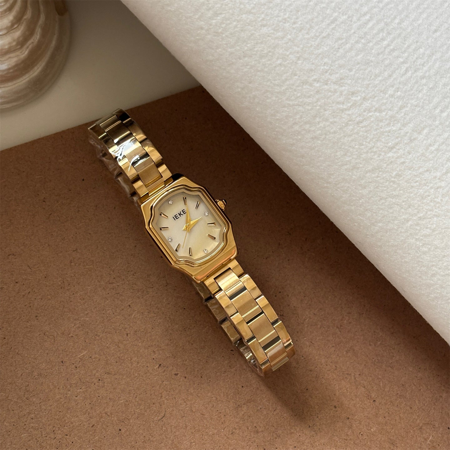 Hanetes Select Luxe Harmony – Damen-Armbanduhr mit farbigem Zifferblatt & edlem Metallarmband