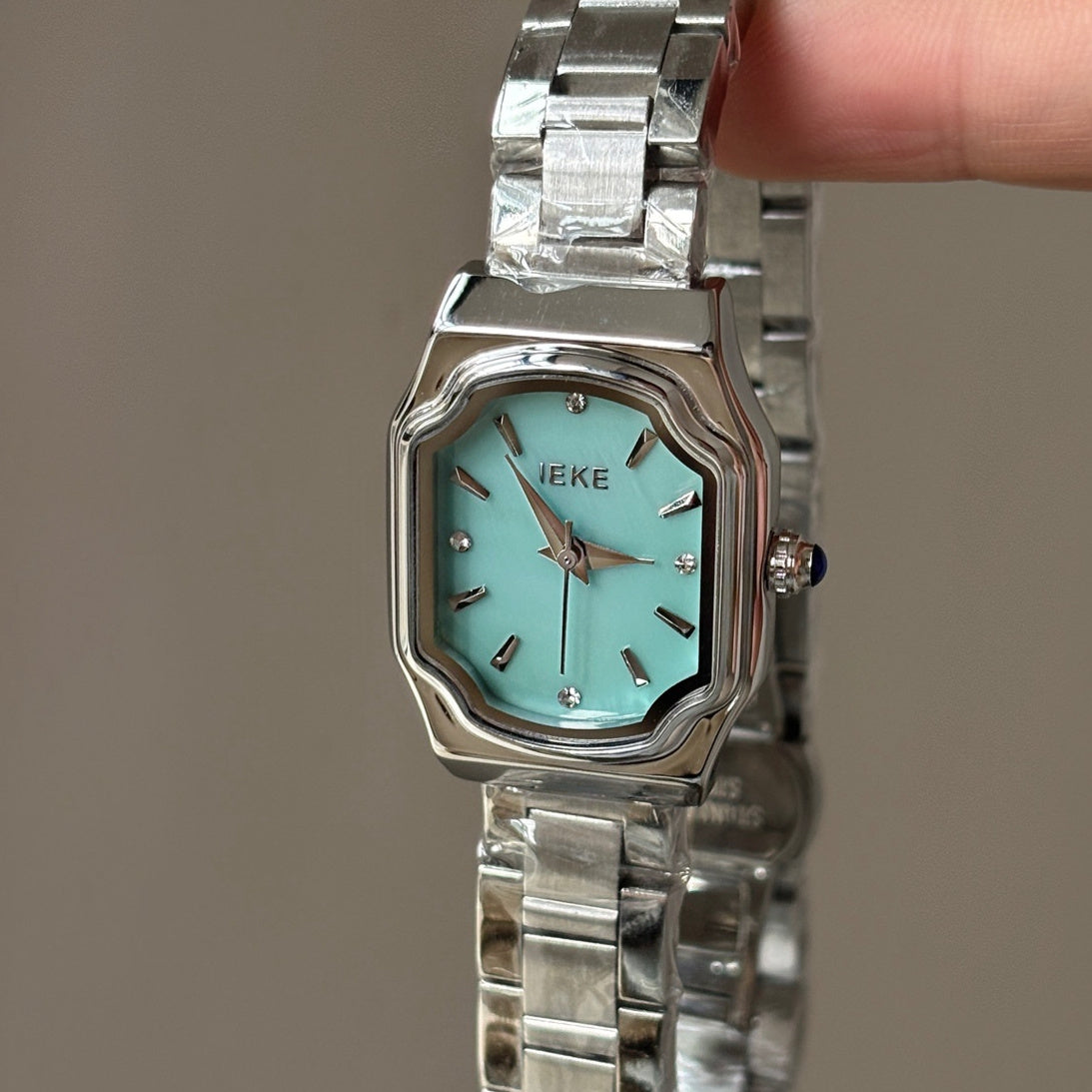 Hanetes Select Luxe Harmony – Damen-Armbanduhr mit farbigem Zifferblatt & edlem Metallarmband