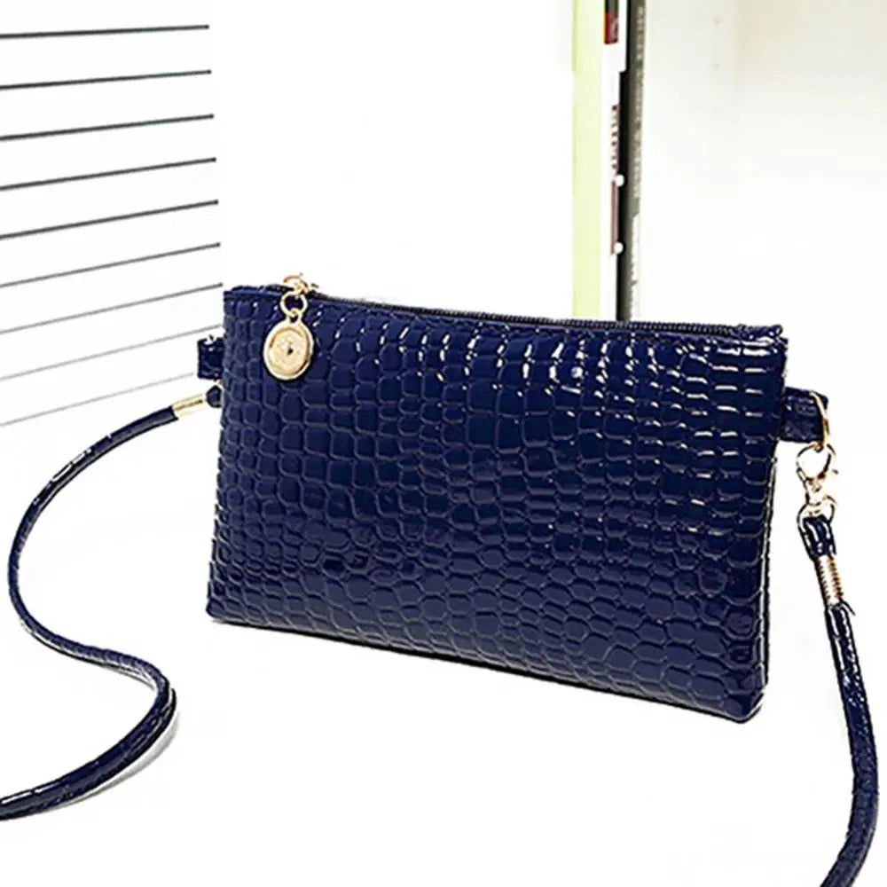 Hanetes Select „Crimson Elegance Clutch“ – Modische Damen Umhängetasche aus Kunstleder mit Reißverschluss – Stilvoll, kompakt & elegant