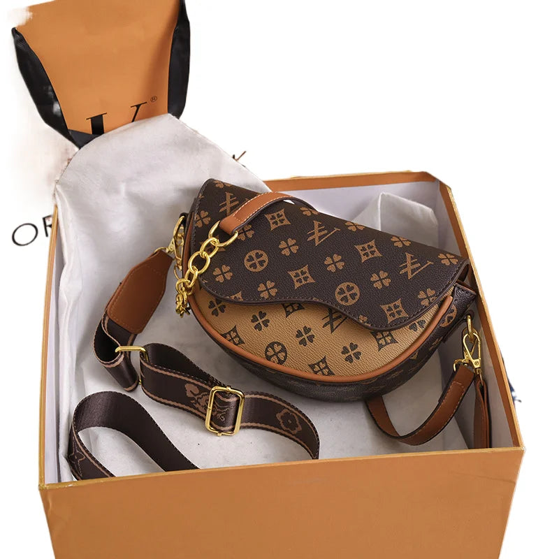 Hanetes Select „Monogram Chic Saddle Bag“ – Designer Crossbody-Tasche für Damen in Luxus-Optik – Stilvoll, kompakt & vielseitig