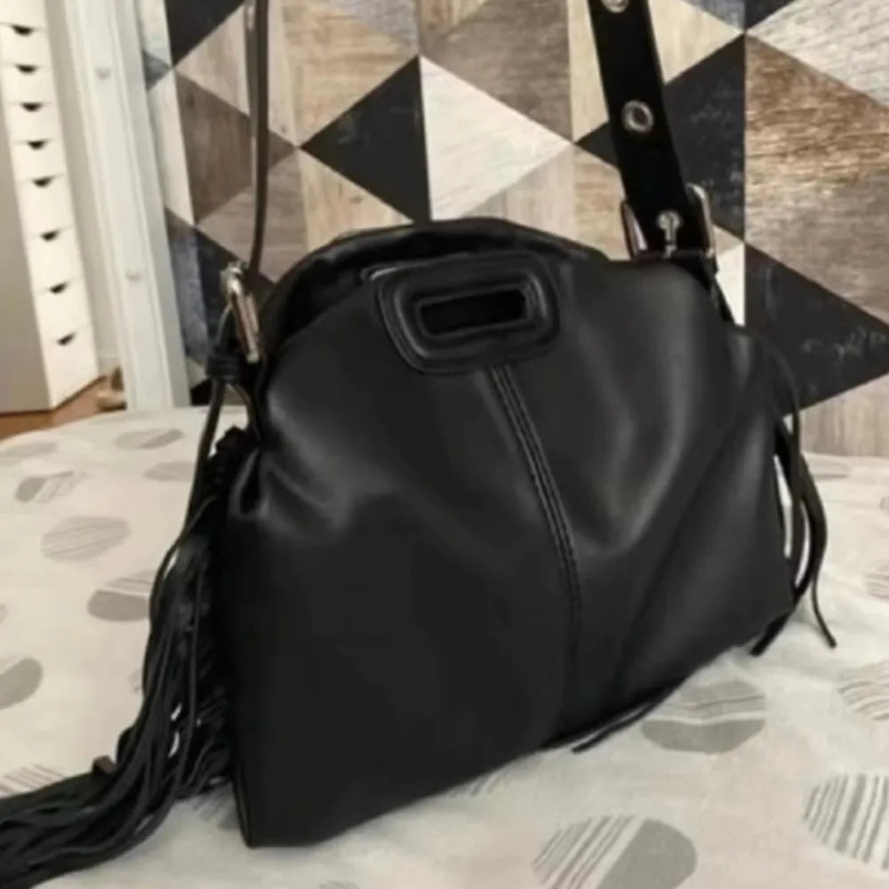 Hanetes Select „Tassel Élégance Bag“ – Schwarze Schultertasche aus weichem Echtleder mit Fransen – Stilvolle Crossbody & Handtasche für Damen
