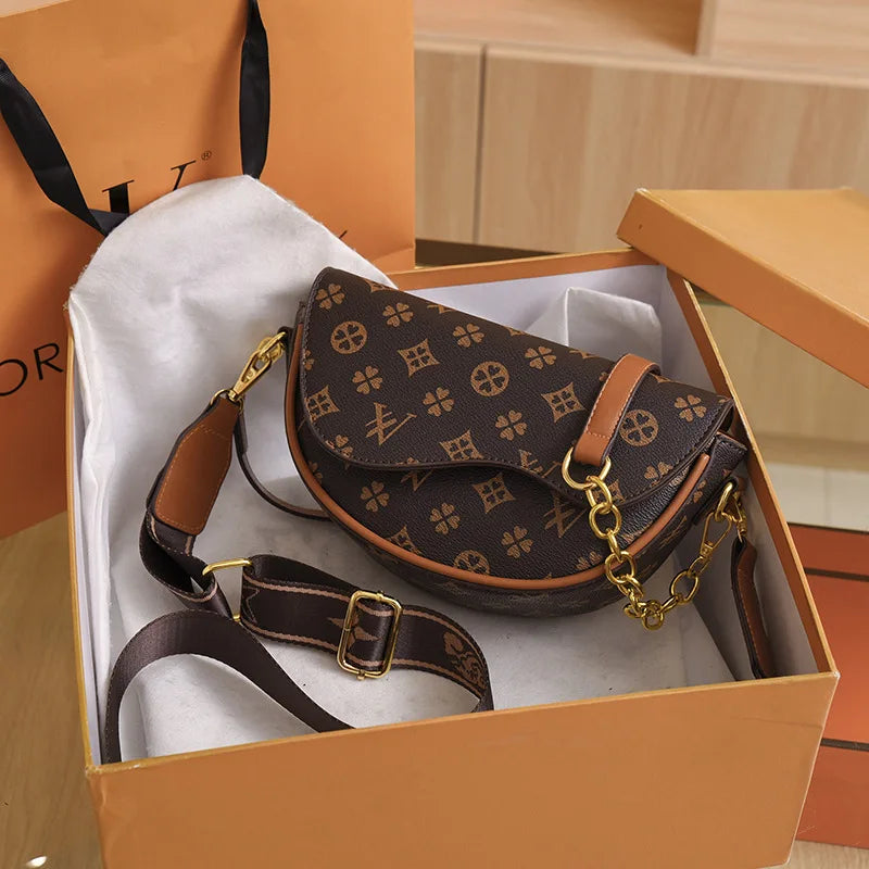Hanetes Select „Monogram Chic Saddle Bag“ – Designer Crossbody-Tasche für Damen in Luxus-Optik – Stilvoll, kompakt & vielseitig